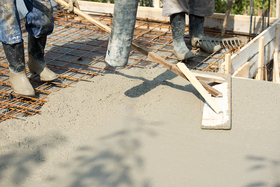 Smoothing concrete floor over wire frame